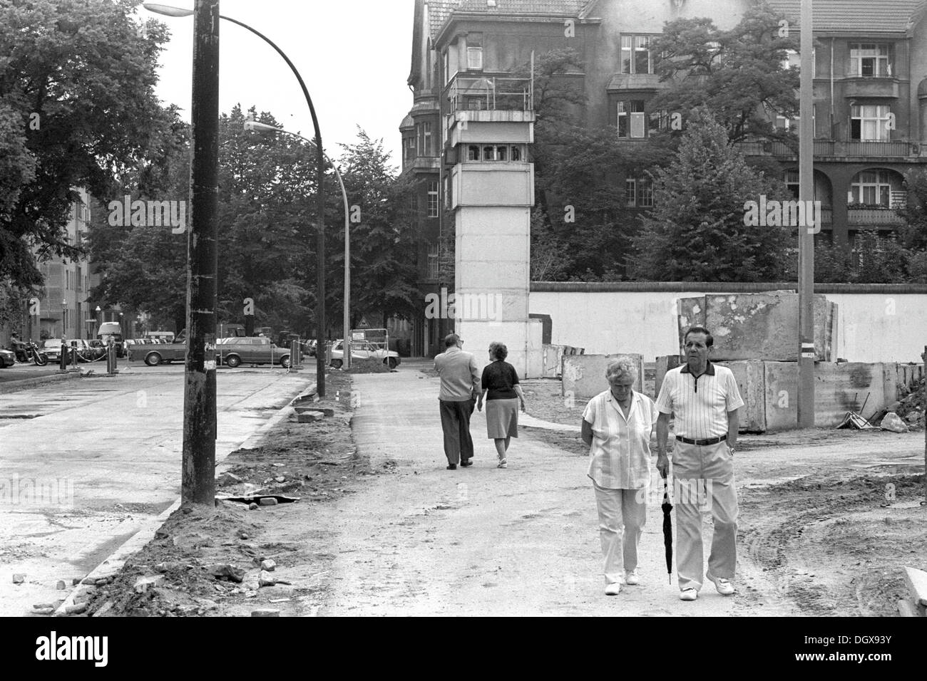 I resti del muro di Berlino con una torre di avvistamento a Heidelberger Strasse road Treptow e Neukoelln, Berlino Foto Stock