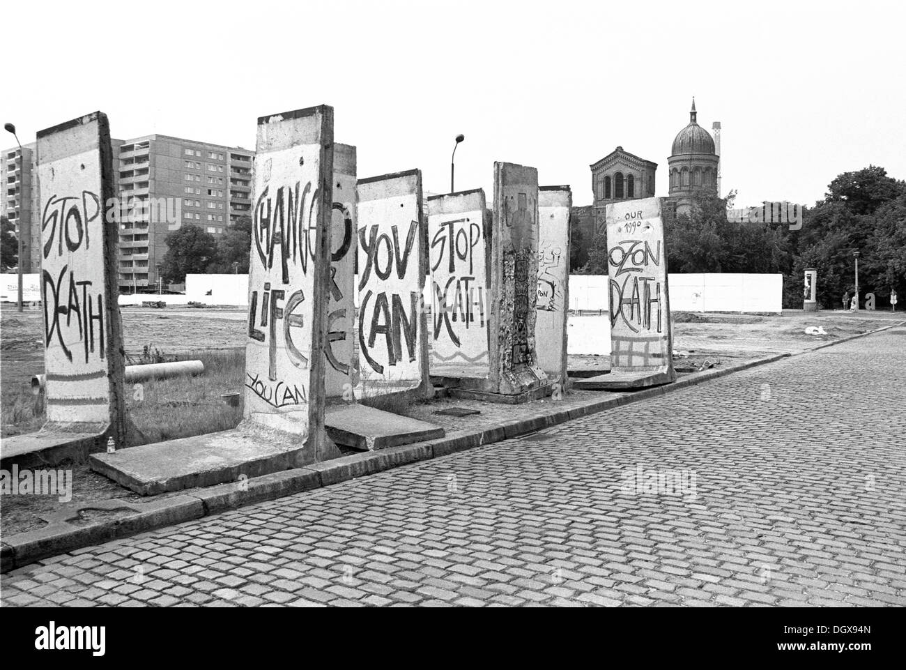 I resti del muro di Berlino, 1990, segmenti di parete a Leuschnerdamm Road nel quartiere Kreuzberg, dietro Michaelkirche chiesa nel quartiere Mitte di Berlino Foto Stock