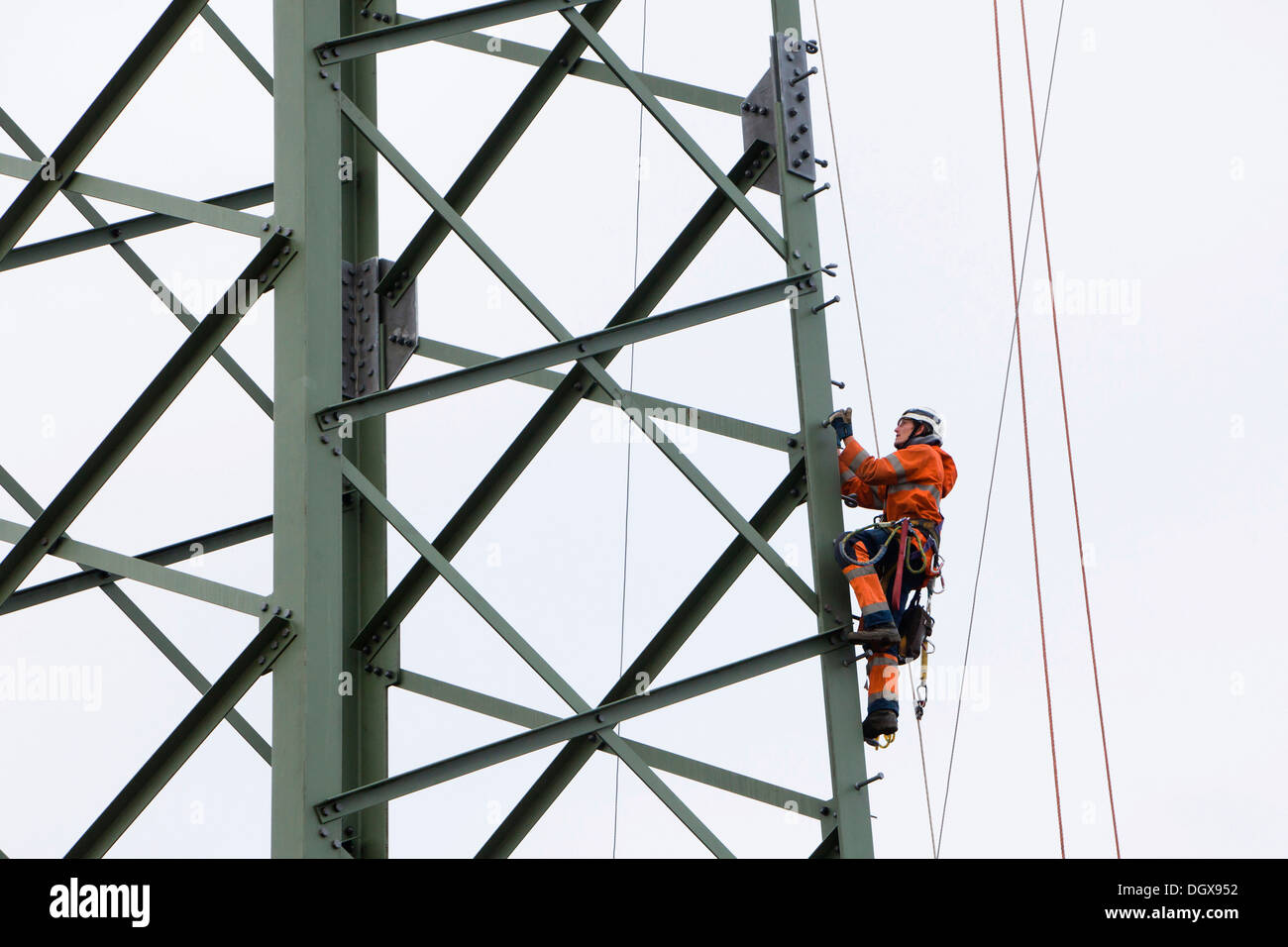 Lineman lavora con una fune paranco su un 380-kV a lunga distanza di proprietà di linea dal 50Hertz gestore del sistema di trasmissione, via Foto Stock