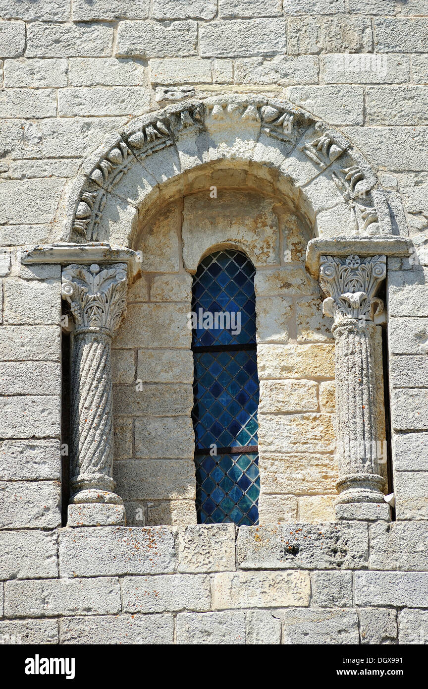 Finestra di una chiesa romanica, Revest du Bion, Provence, Francia Foto Stock