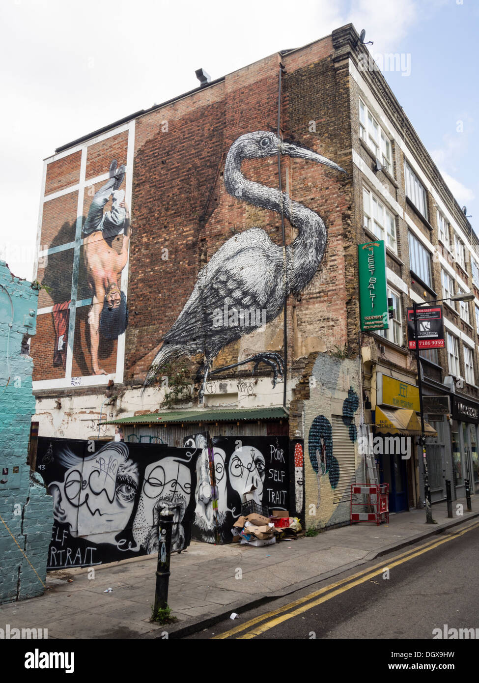 Arte di strada da Roa e Martin Ron off Brick Lane, a est di Londra. Foto Stock