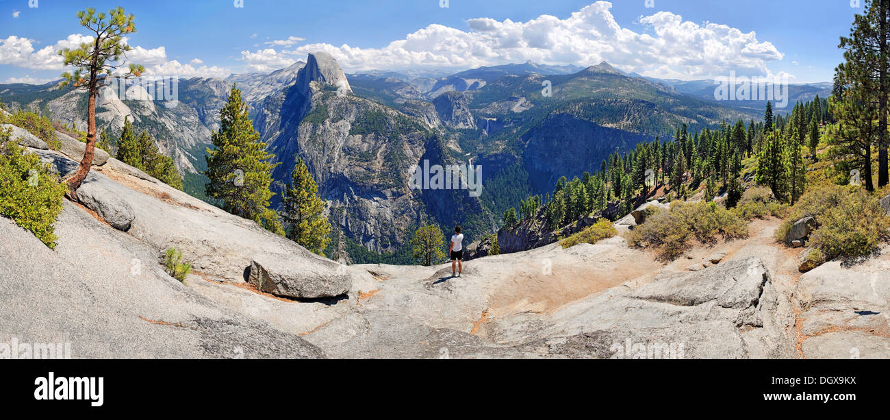 Punto ghiacciaio con vedute della valle di Yosemite con l'Half Dome, Clacier punto, Yosemite National Park, California, Stati Uniti Foto Stock