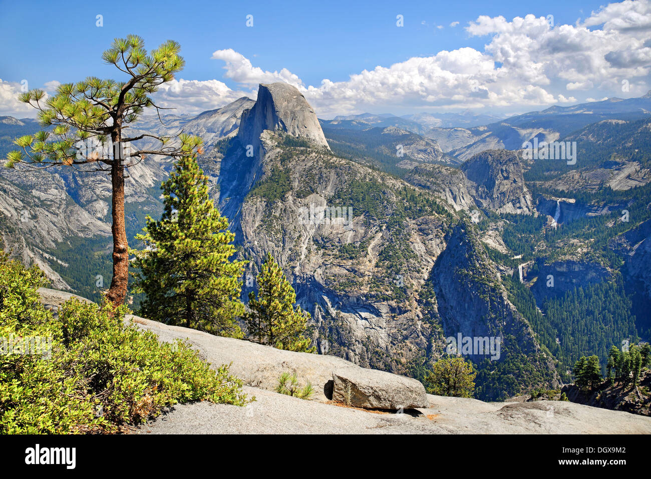 Punto ghiacciaio con vedute della valle di Yosemite con l'Half Dome, caduta primaverile e Nevada Fall, punto Clacier Foto Stock