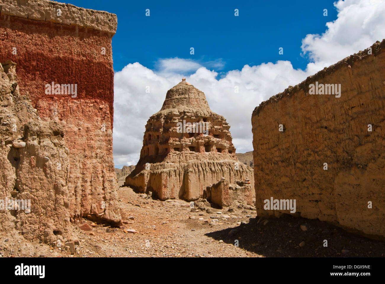 Antica pietra arenaria stuba nel regno di Guge nel lontano ovest del Tibet, Asia Foto Stock