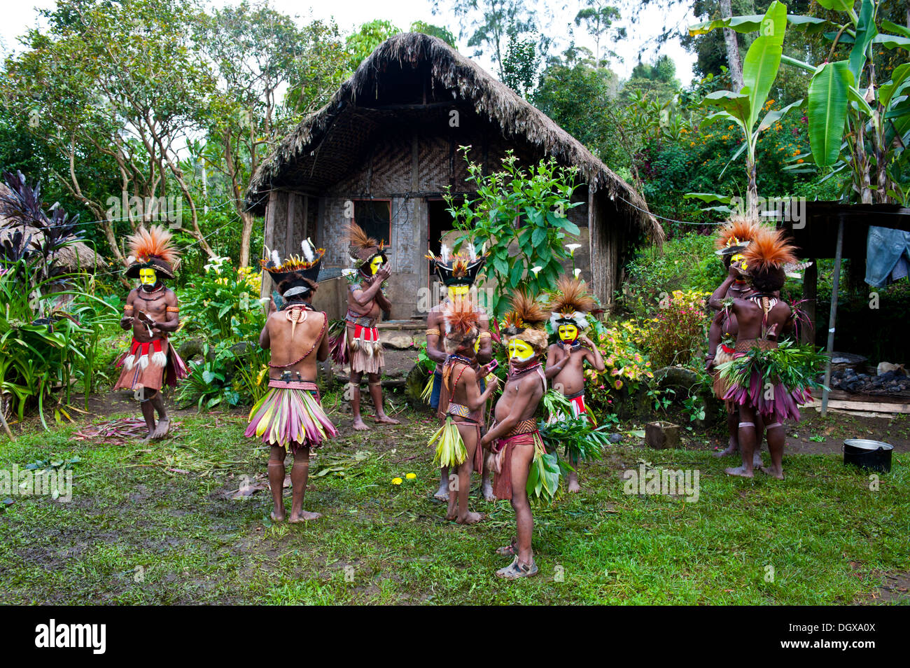 Tribù con decorazioni colorate e la faccia di vernice è festeggiato presso il tradizionale cantare cantare la raccolta nelle highlands, Paya Foto Stock