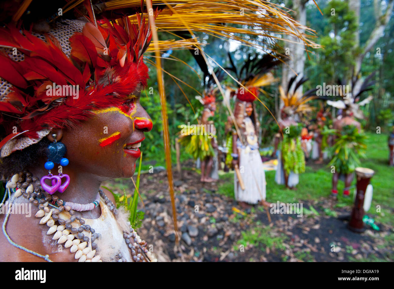 Tribù con decorazioni colorate e la faccia di vernice è festeggiato presso il tradizionale cantare cantare la raccolta nelle highlands, Paya Foto Stock