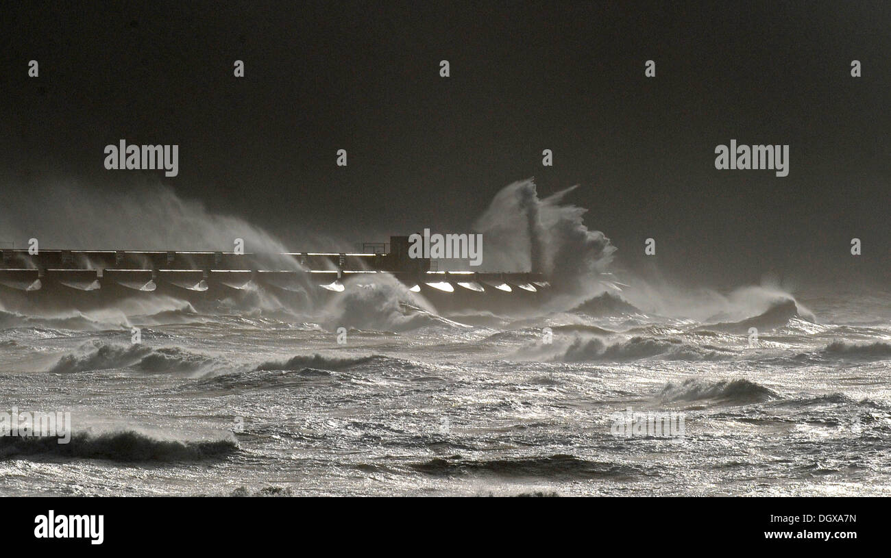 Onde enormi crash su Brighton Marina come questa mattina la costa sud si prepara per la tempesta della st Jude UK Foto Stock