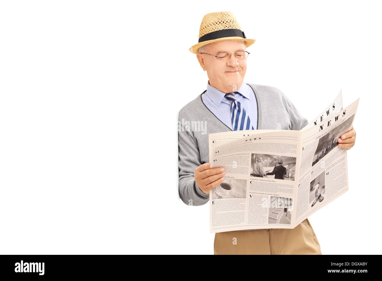 Senior gentleman leggendo un giornale e appoggiata contro la parete Foto Stock
