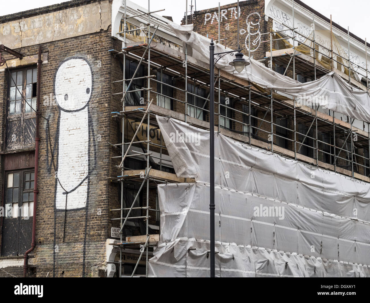 Arte di strada dall'artista Stik sul lato di un edificio rinnovato nella zona est di Londra Foto Stock