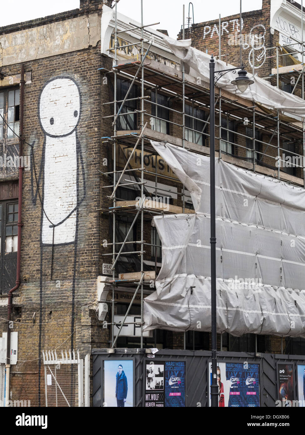 Arte di strada dall'artista Stik sul lato di un edificio rinnovato nella zona est di Londra Foto Stock