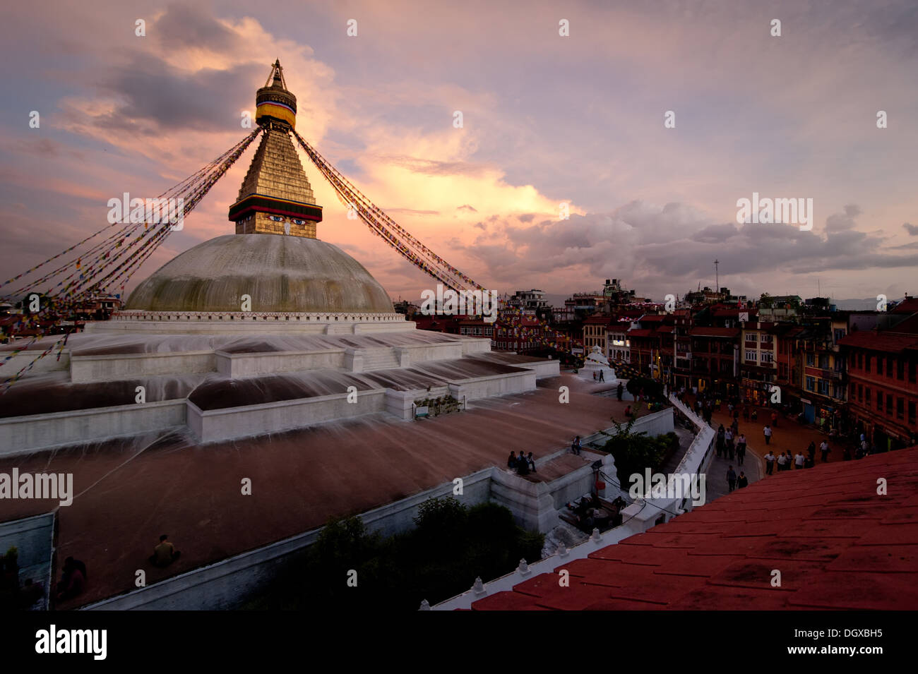 Santuario buddista Stupa Boudhanath a pregare bandiere su Cielo di tramonto. Il Nepal, Kathmandu Foto Stock