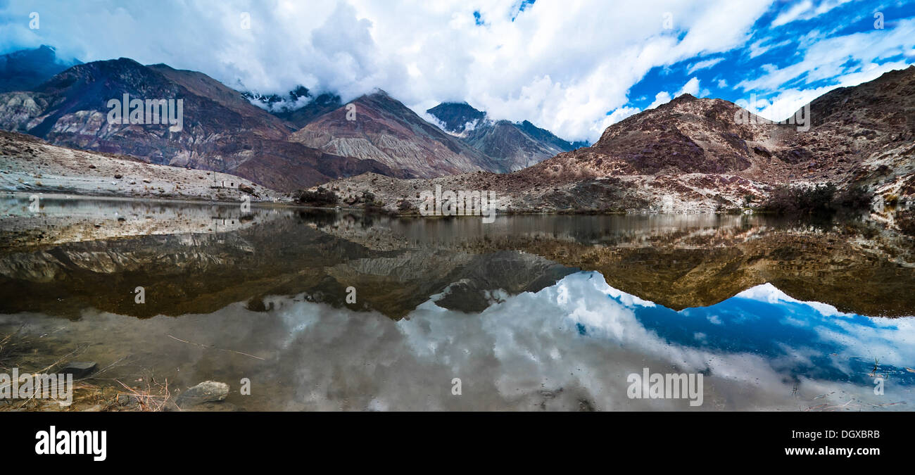 Sacra buddista Tso Yarab Lago Himalaya gamma India Ladakh vicino a Panamik Sumur village altitudine 3300 m tre immagini Foto Stock