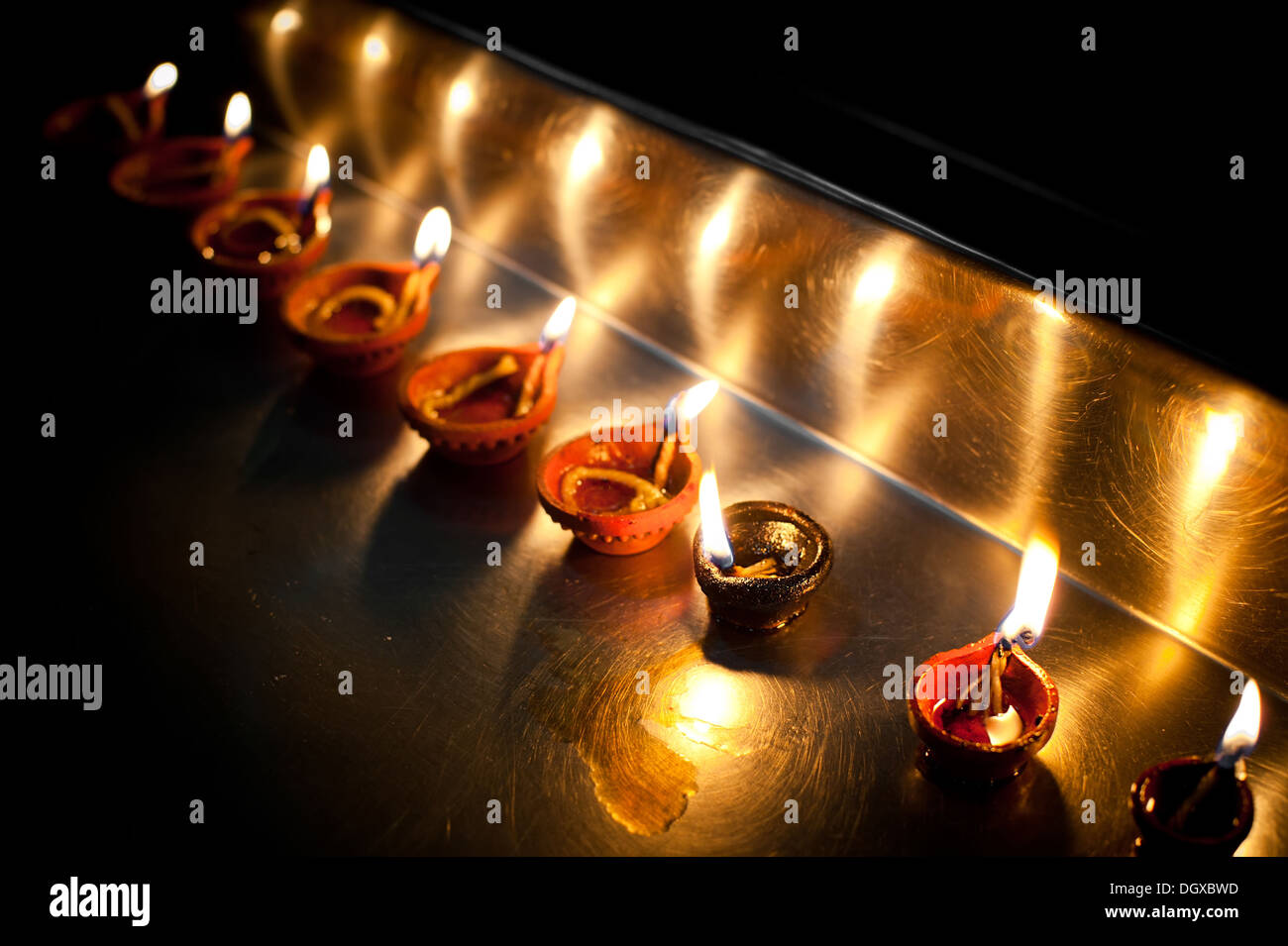 La masterizzazione di lampade a olio al tempio religioso. India Foto Stock