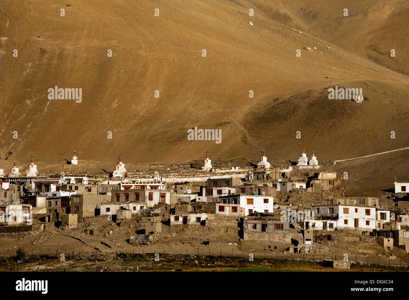 Piccolo villaggio tibetano a sunrise in Himalaya India Ladakh Korzok Village e il monastero di Tso Moriri lago di altitudine Foto Stock