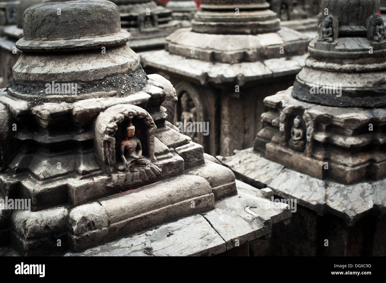 I dettagli di architettura nel santuario buddista di Swayambhunath Stupa. Monkey Temple Nepal, Kathmandu Foto Stock