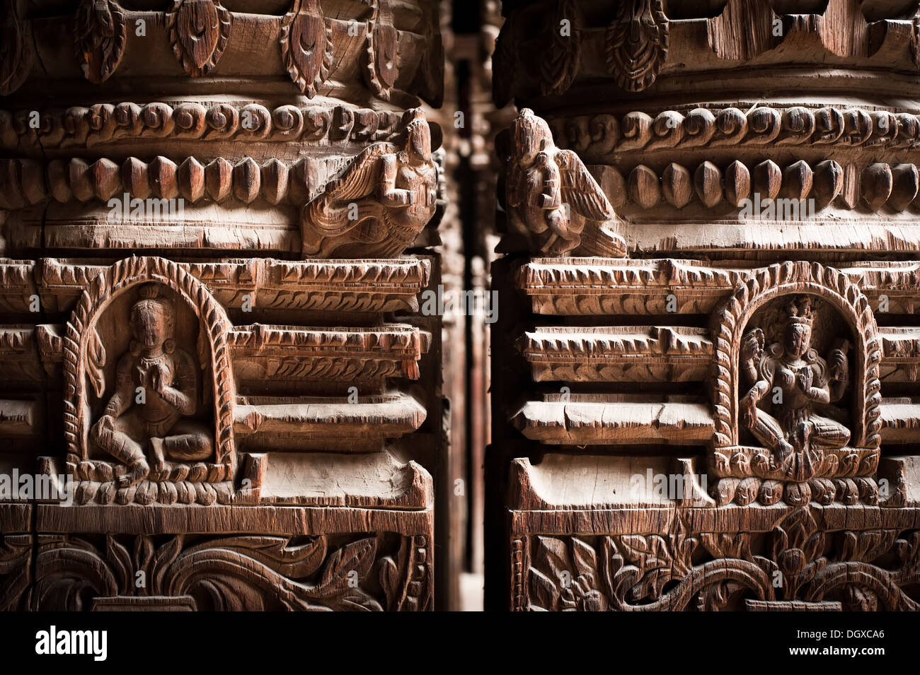 Tempio indù architettura dettaglio. Colonna di legno con il nepalese dio indù. Il Nepal, Kathmandu, Durbar Square Foto Stock