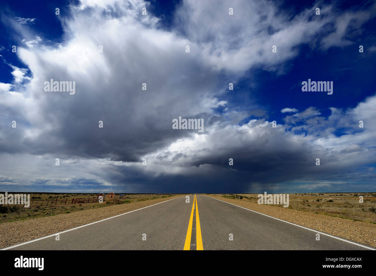 Strada con cielo drammatico, Monte Leon National Park, Rio Gallegos, Patagonia, Argentina, Sud America Foto Stock