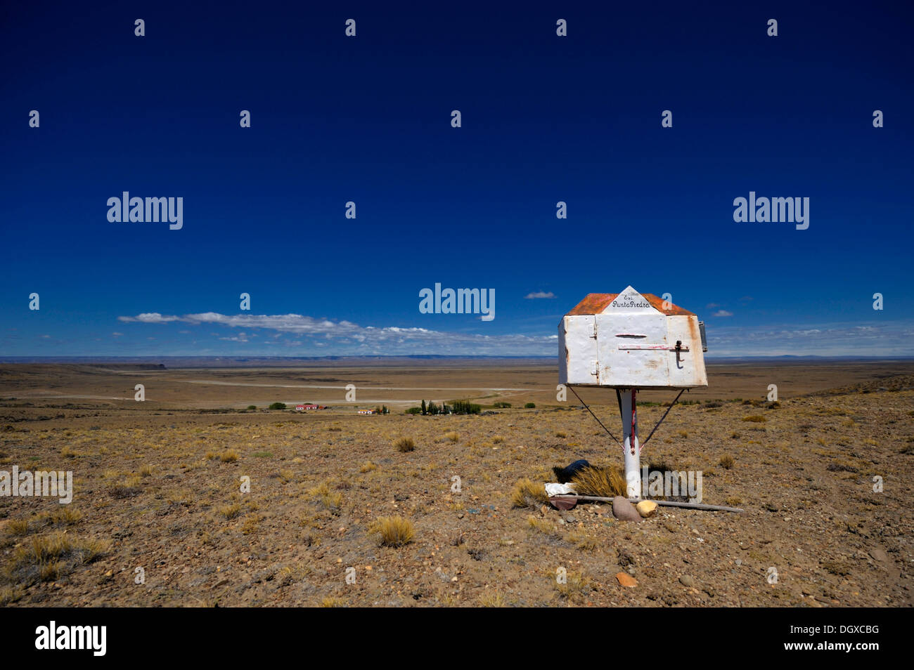 Cassetta postale nella parte anteriore di un cielo blu scuro, Monte Leon National Park, Rio Gallegos, Patagonia, Argentina, Sud America Foto Stock