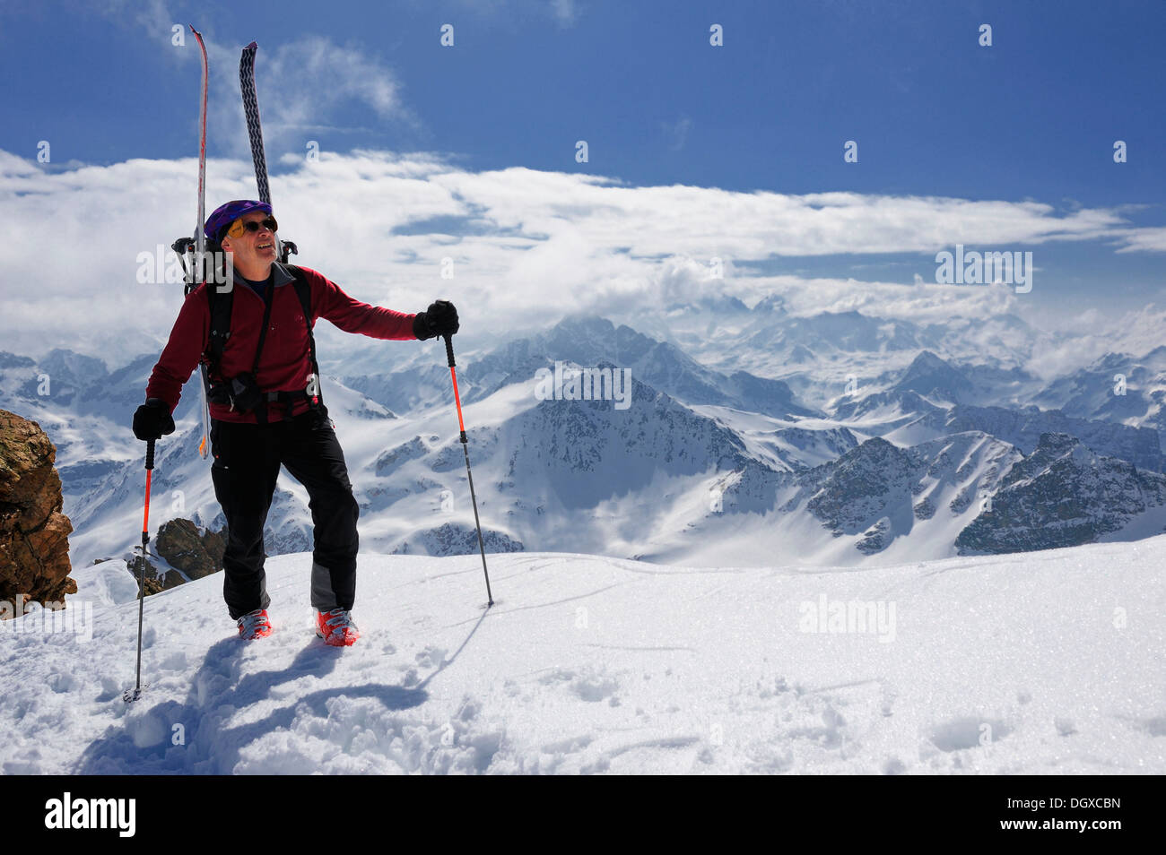 Alpinista di sci con paesaggio di montagna, Passo dello Julier, Grigioni, Svizzera, Europa Foto Stock