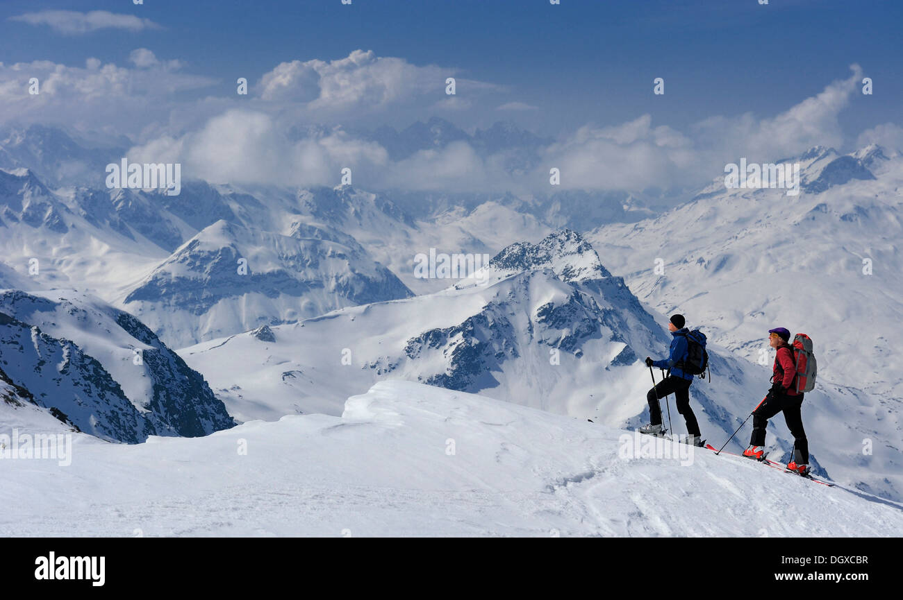 Sci alpinisti con paesaggio di montagna, Passo dello Julier, Grigioni, Svizzera, Europa Foto Stock