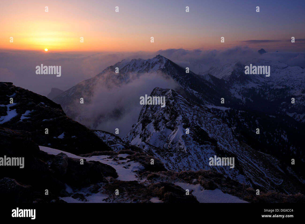 Picchi di montagna con nuvole a sunrise, all'alba, Graen, Tannheimertal valley, Ausserfern, Tirolo, Austria, Europa Foto Stock