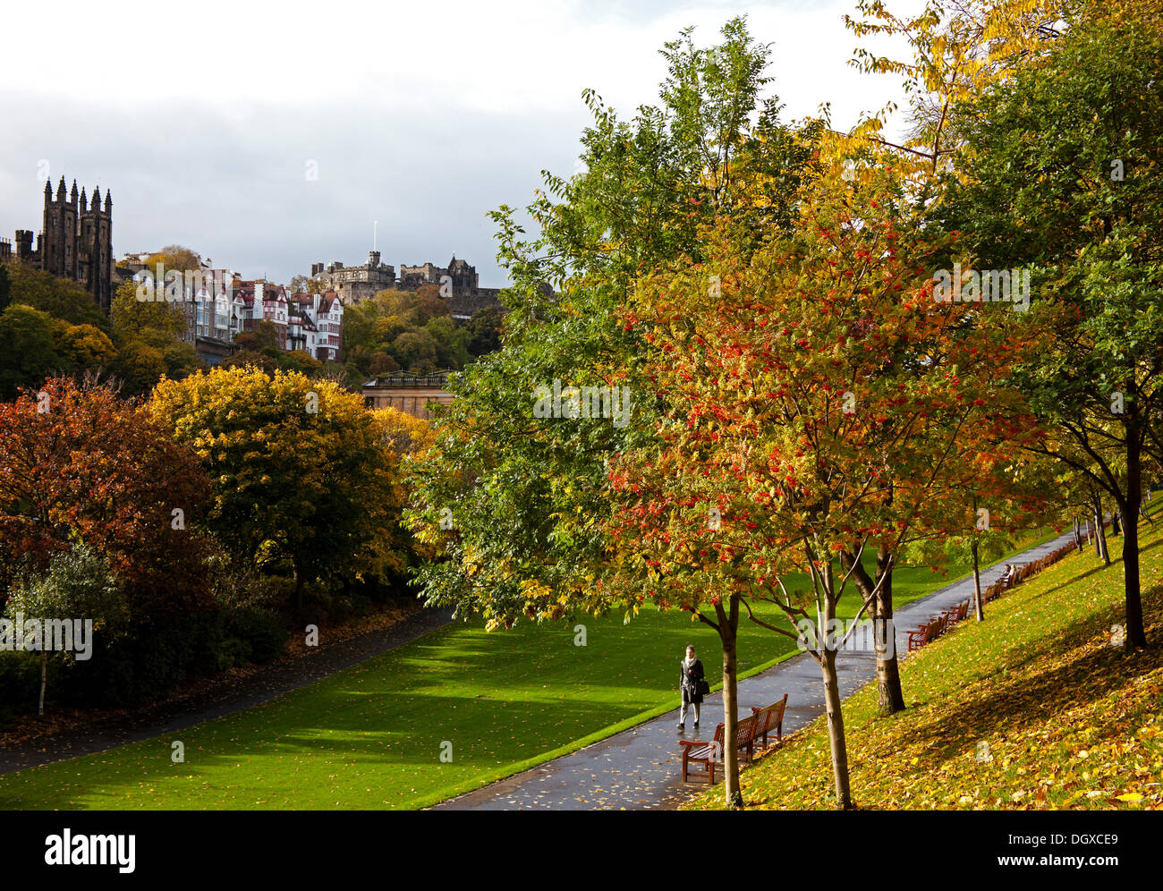 Edimburgo, Scozia, Regno Unito. Il 27 ottobre, 2013. I visitatori potranno gustarsi il fumoso autunnali sunshine in Princes Street Gardens nella capitale scozzese. Foto Stock