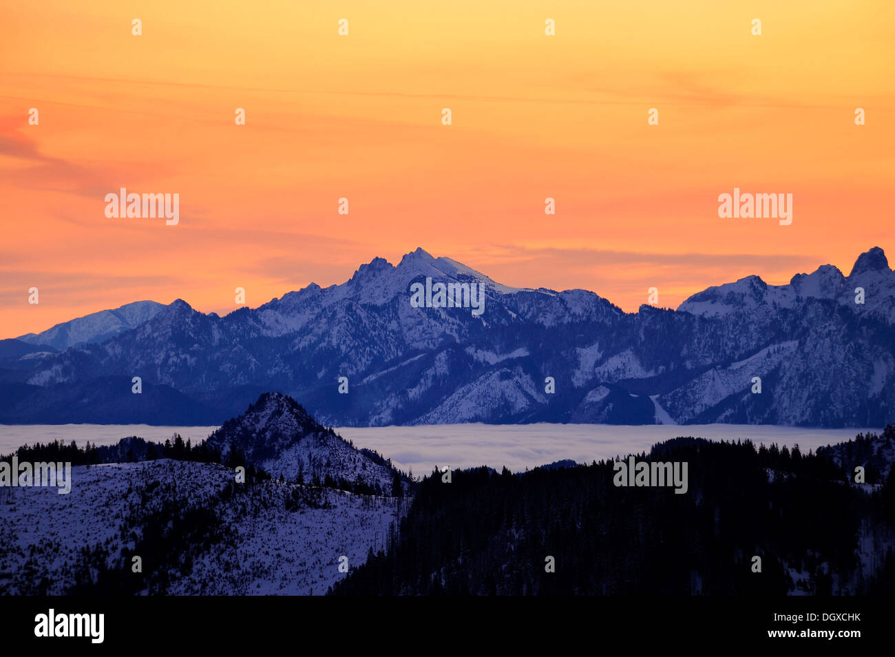 Sunrise sopra cime di montagna in inverno, a Sonthofen, Allgaeu, Bavaria Foto Stock