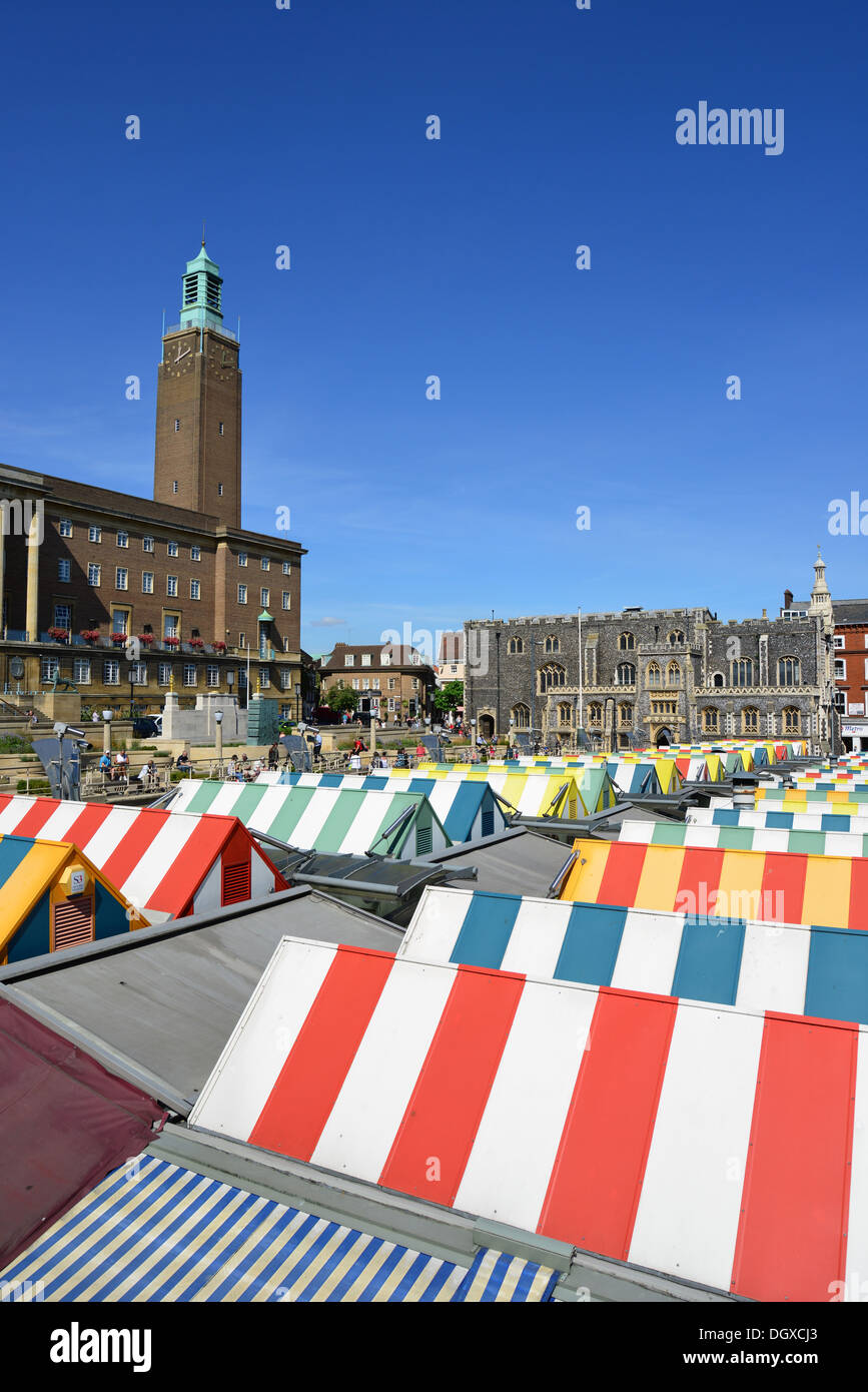Mercato di Norwich e il Municipio, la piazza del mercato, Norwich, Norfolk, Inghilterra, Regno Unito Foto Stock