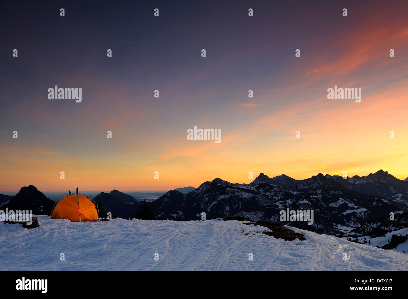 Una tenda e il cielo di sera, scenario di montagna, Oberjoch montagna Oberallgaeu, Bavaria Foto Stock