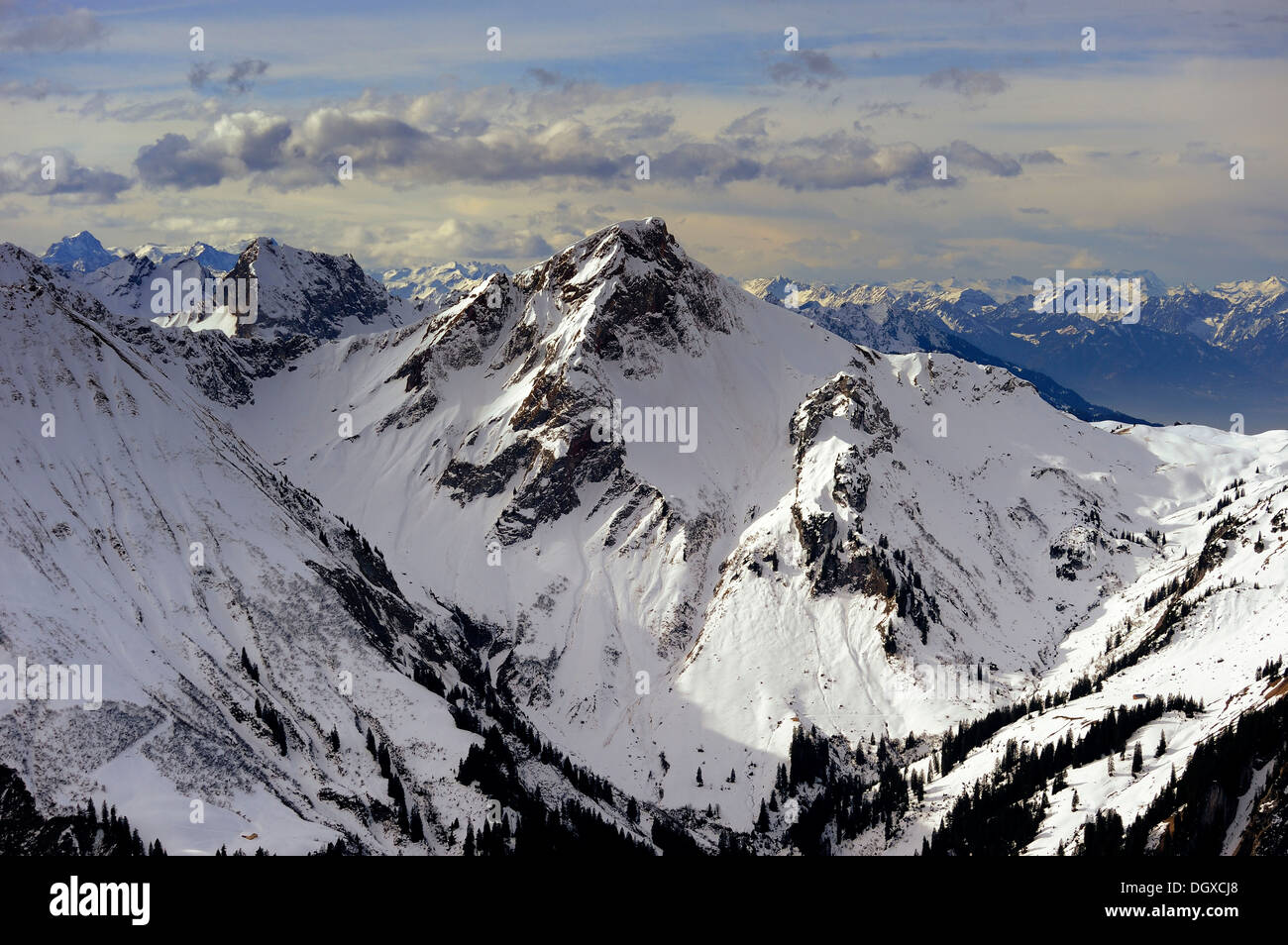 Paesaggio di montagna in inverno, la valle Kleinwalsertal, Vorarlberg, Austria, Europa Foto Stock