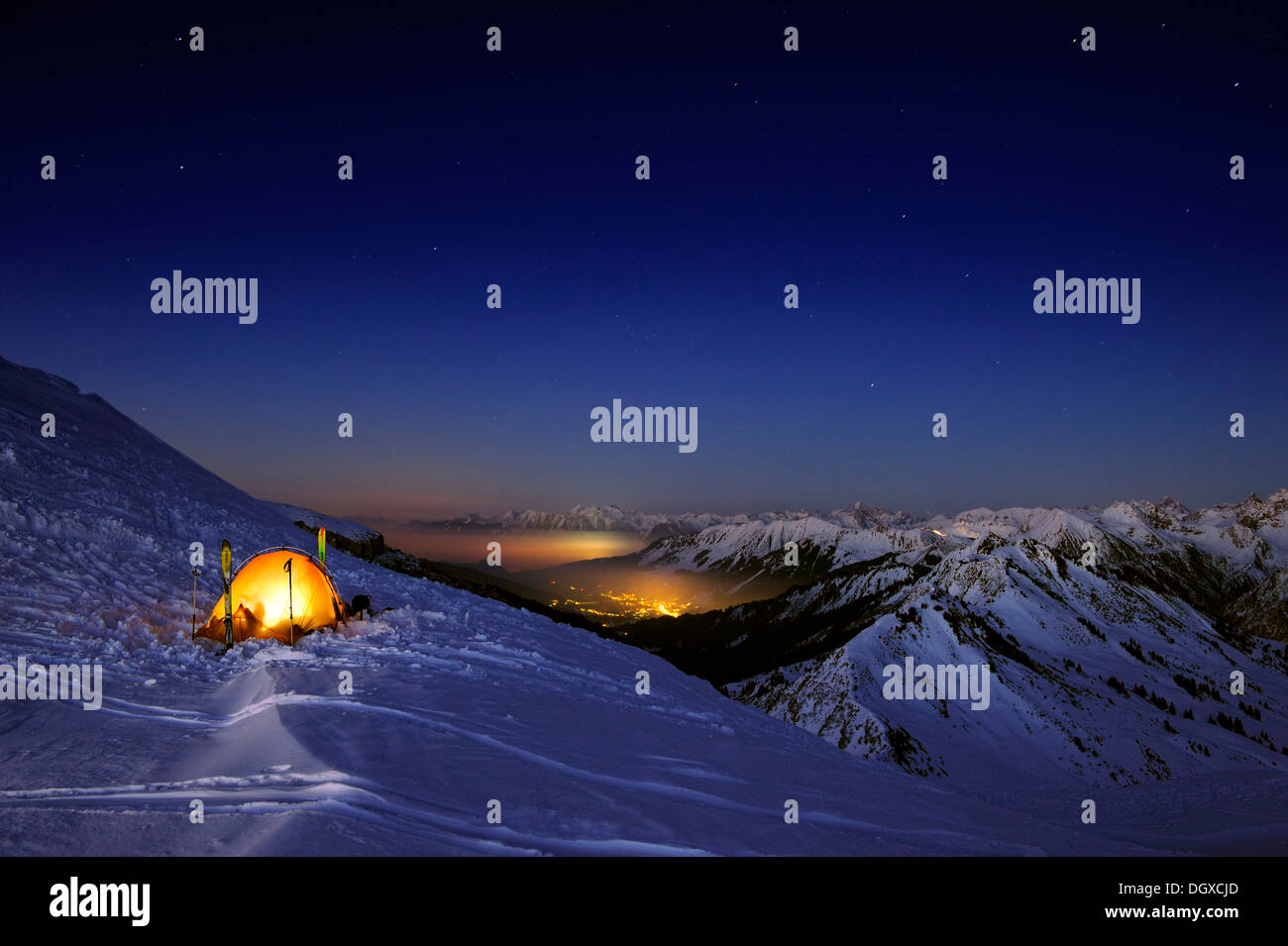 Panorama di montagna con la tenda in inverno, Baad, Kleinwalsertal, Vorarlberg, Austria, Europa Foto Stock