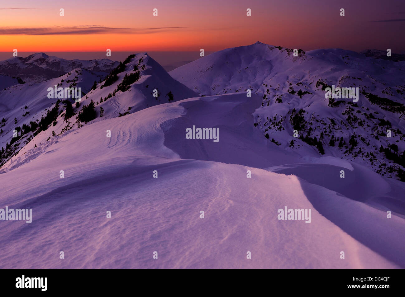Panorama di montagna al blue ora in inverno, Baad, Kleinwalsertal, Vorarlberg, Austria, Europa Foto Stock
