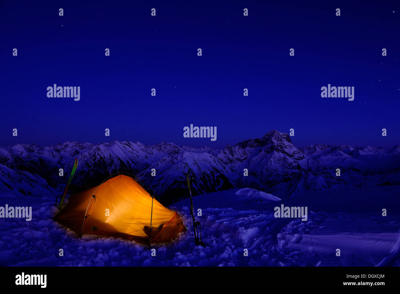 Panorama di montagna con la tenda in inverno, Baad, Kleinwalsertal, Vorarlberg, Austria, Europa Foto Stock