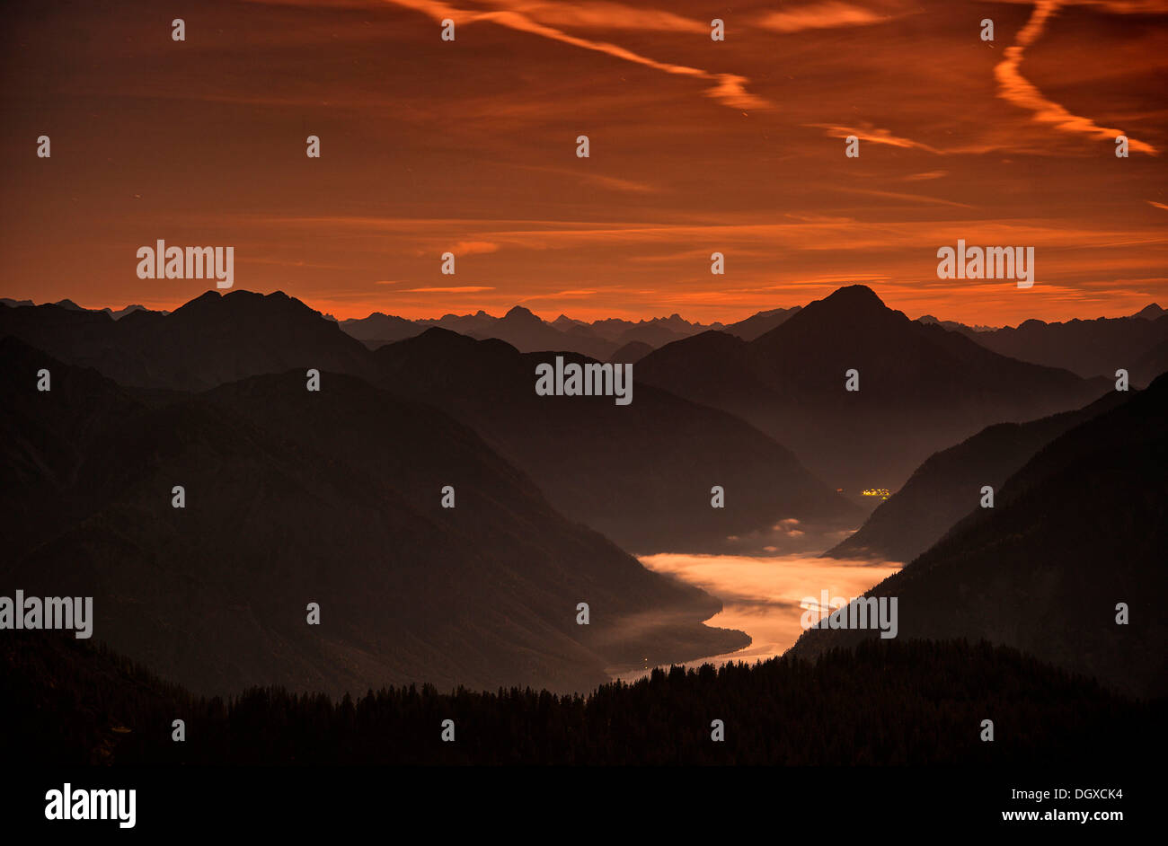 Panorama di montagna al crepuscolo, Reutte, Ausserfern, Tirolo, Austria, Europa Foto Stock
