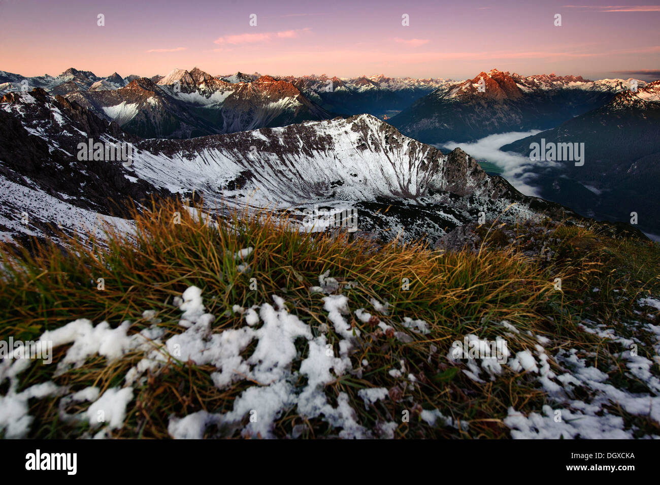 Panorama di montagna di sunrise, Reutte, Ausserfern, Tirolo, Austria, Europa Foto Stock