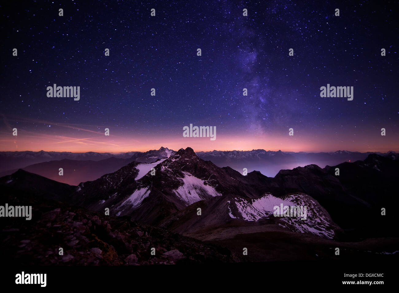 Panorama di montagna con cielo stellato nel blu ora, Mt. Feuerspitze, Steeg, Lech, Ausserfern, Tirolo, Austria, Europa Foto Stock