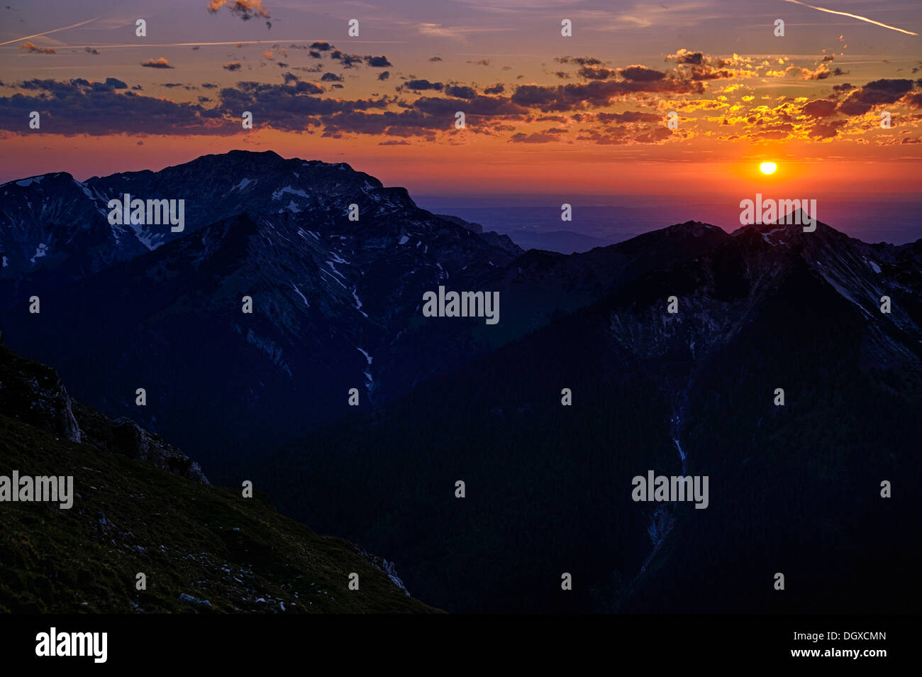 Sole di sera, al tramonto, al di sopra dei picchi di montagna, Mt Kreuzspitze, comune di Ettal, Ammer montagne, Bavaria Foto Stock