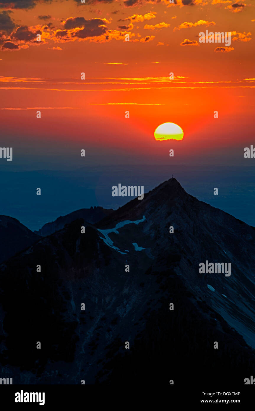 Tramonto Tramonto su picchi di montagna, Mt Kreuzspitze, comune di Ettal, Ammer montagne, Bavaria Foto Stock