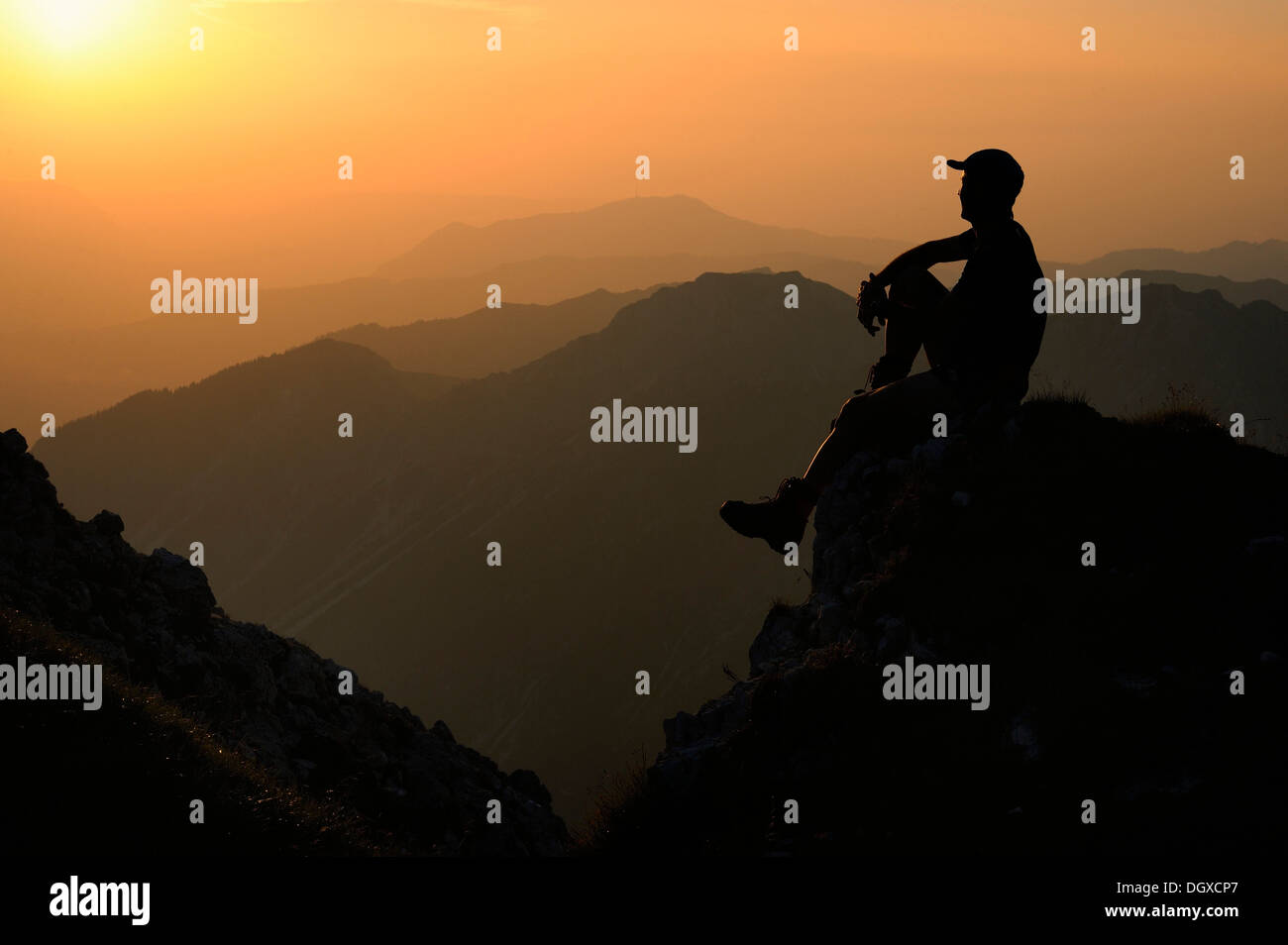 Tramonto con una silhouette di un alpinista, Geisshorn Mountain, Valle di Tannheim, Tirolo, Austria, Europa Foto Stock