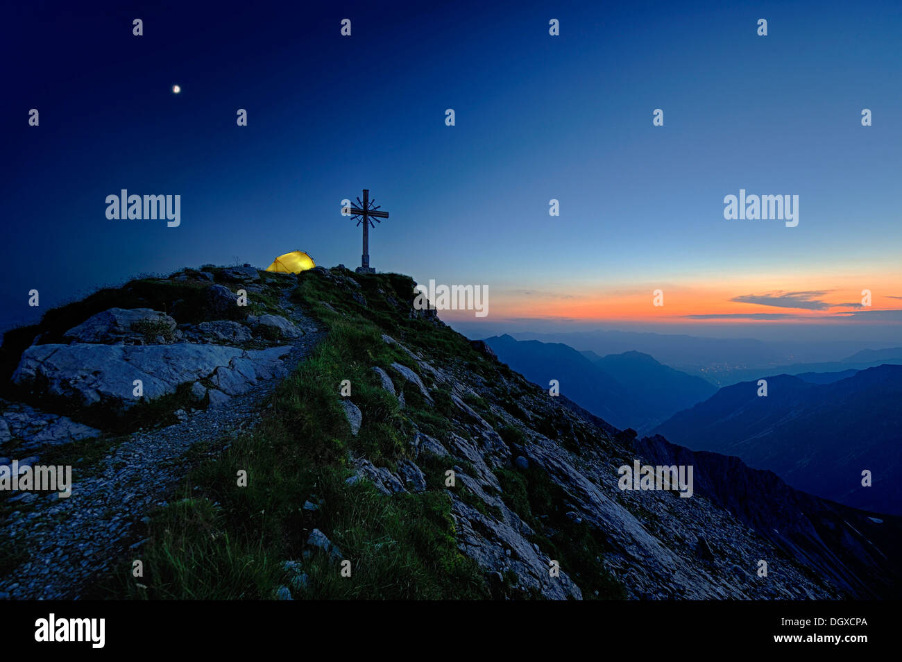 Ora blu con un panorama di montagna e una tenda al vertice di croce, Geisshorn Mountain, Valle di Tannheim, Tirolo, Austria, Europa Foto Stock