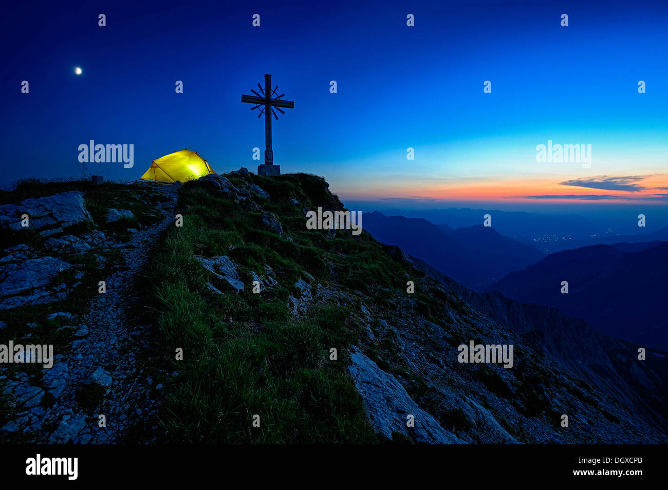 Ora blu con un panorama di montagna e una tenda al vertice di croce, Geisshorn Mountain, Valle di Tannheim, Tirolo, Austria, Europa Foto Stock