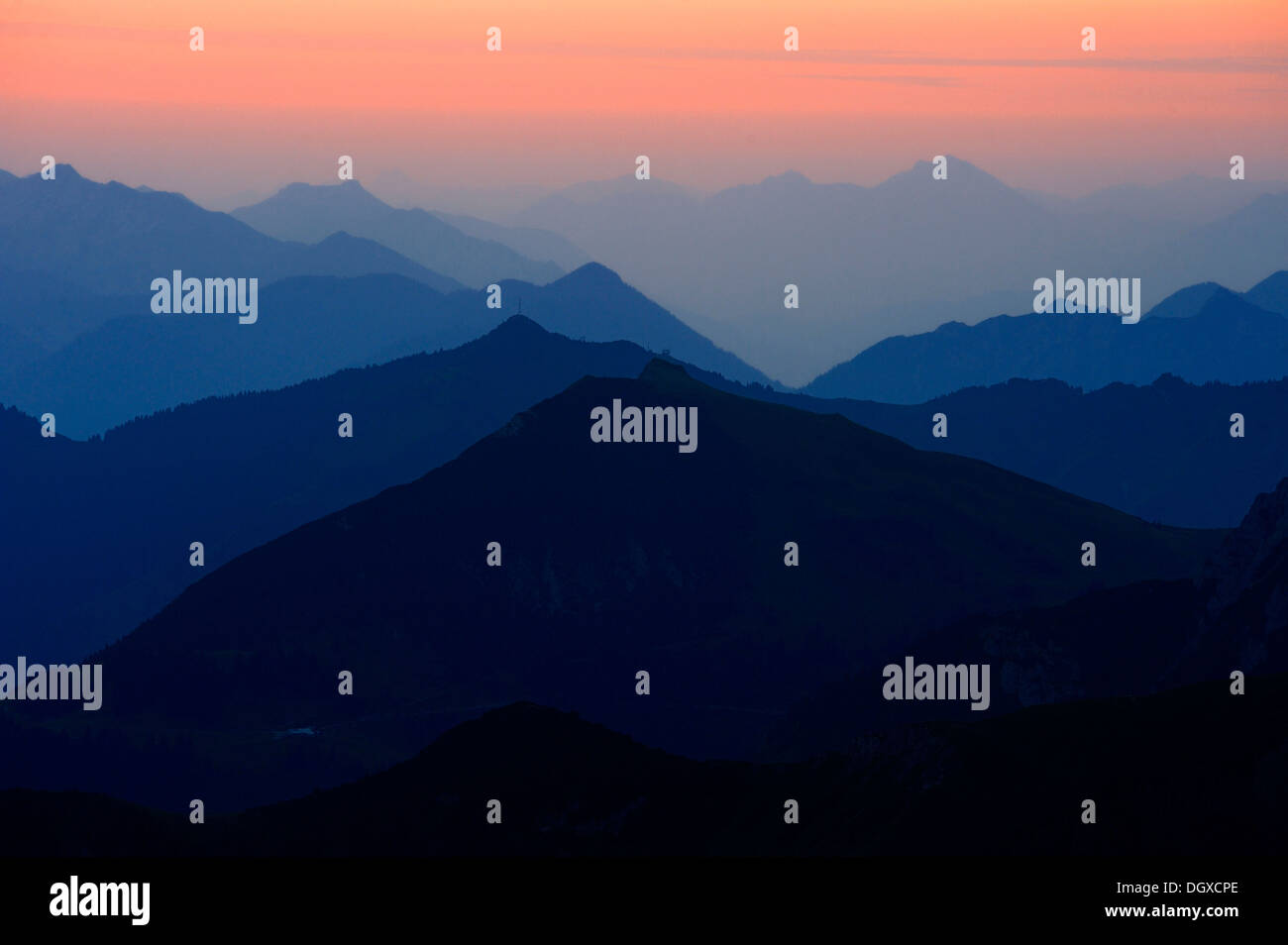 Tramonto con un panorama di montagna, Geisshorn Mountain, Valle di Tannheim, Tirolo, Austria, Europa Foto Stock