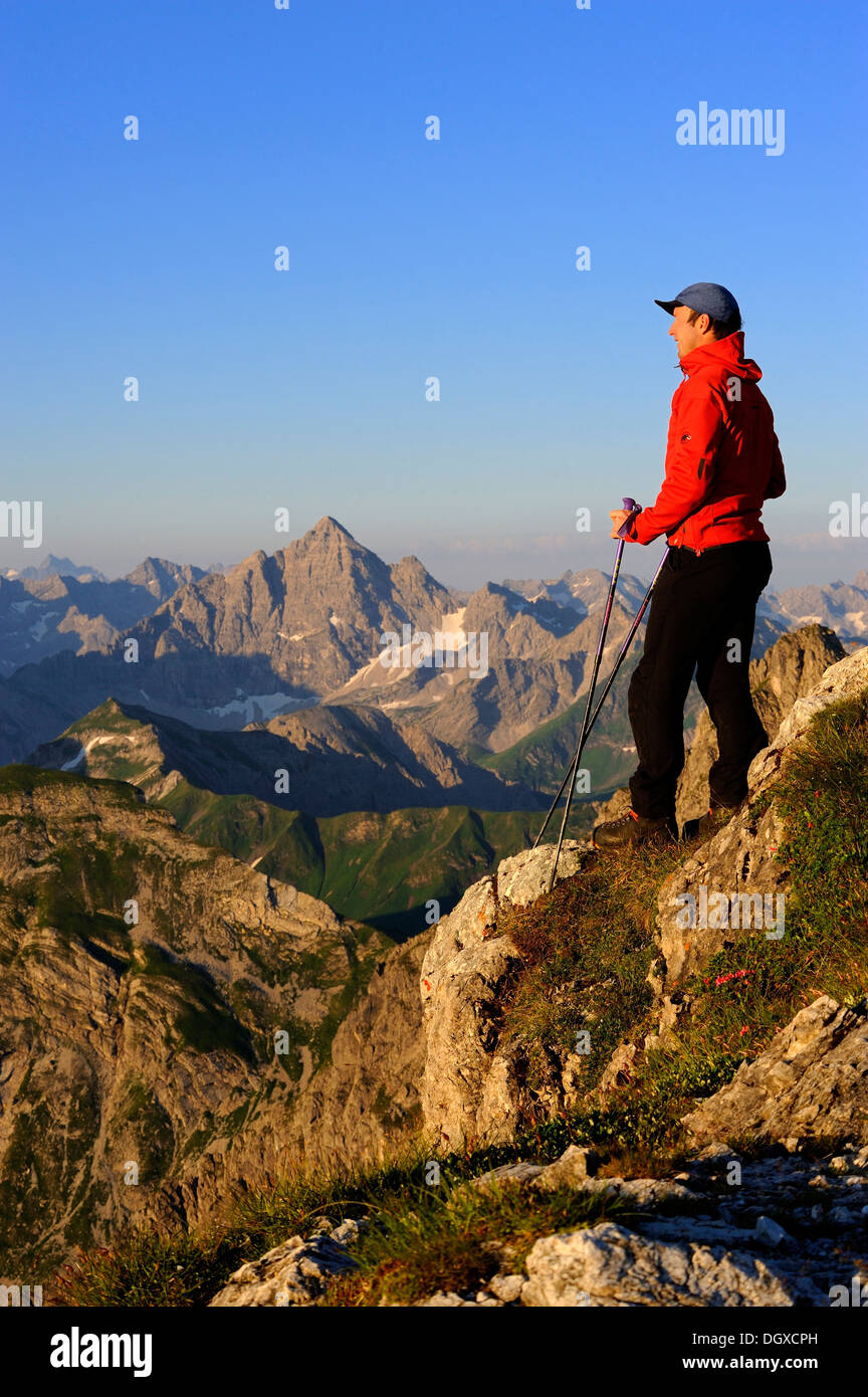 L'alpinista con un panorama di montagna, Geisshorn Mountain, Valle di Tannheim, Tirolo, Austria, Europa Foto Stock