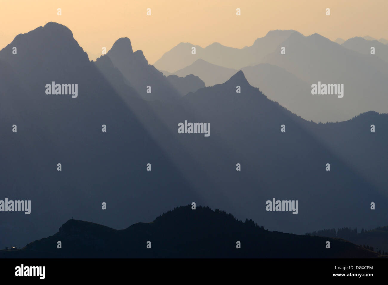 Panorama di montagna nelle prime ore del mattino, Geisshorn Mountain, Valle di Tannheim, Tirolo, Austria, Europa Foto Stock