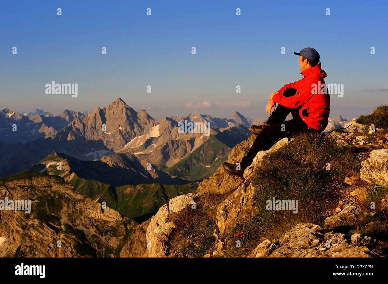 L'alpinista con un panorama di montagna, Geisshorn Mountain, Valle di Tannheim, Tirolo, Austria, Europa Foto Stock