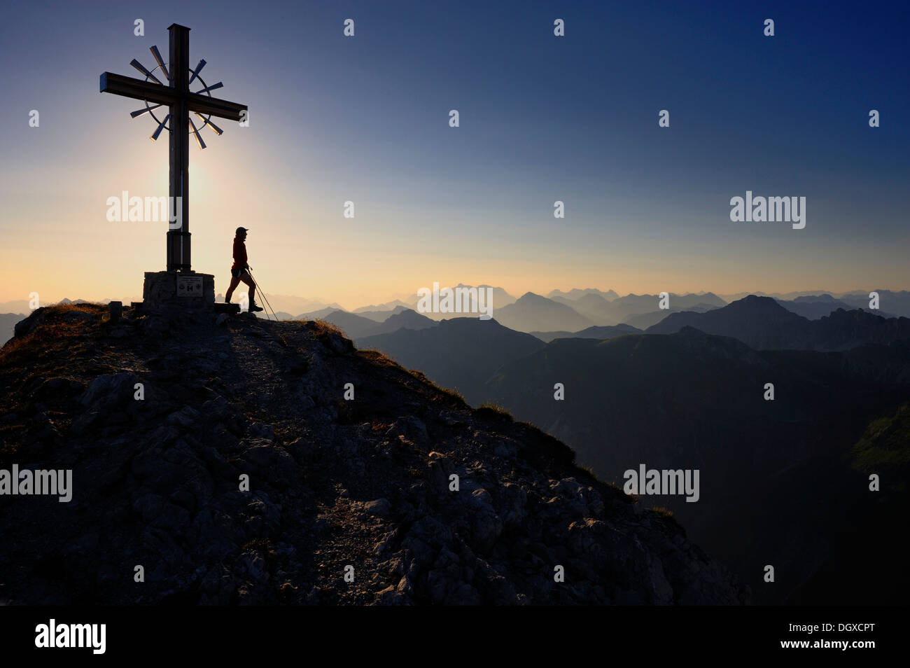 Vertice di croce con retroilluminazione, Geisshorn Mountain, Valle di Tannheim, Tirolo, Austria, Europa Foto Stock