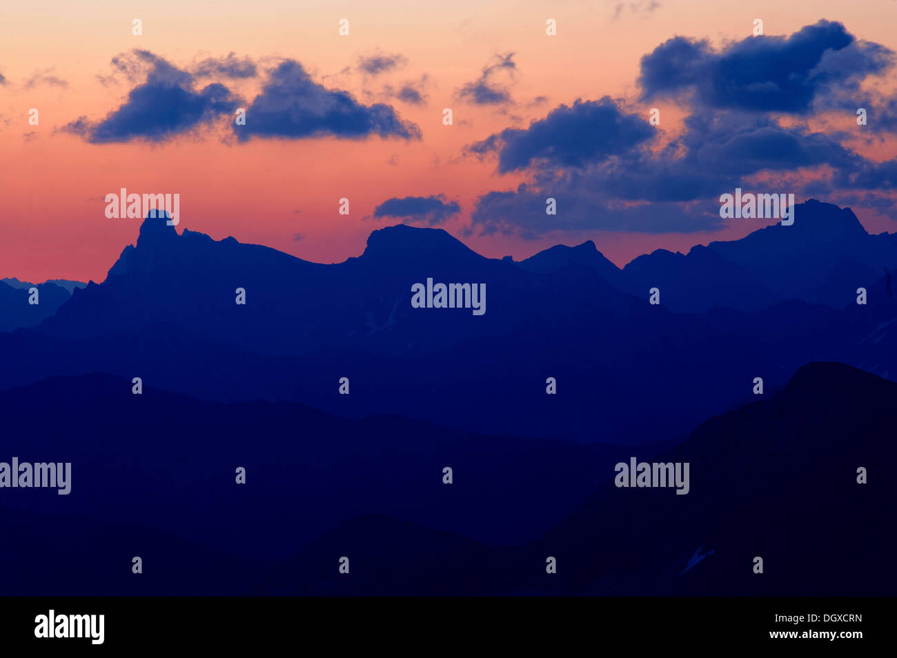 Panorama di montagna nella luce della sera con le nuvole nel cielo, Warth, Vorarlberg, Austria, Europa Foto Stock