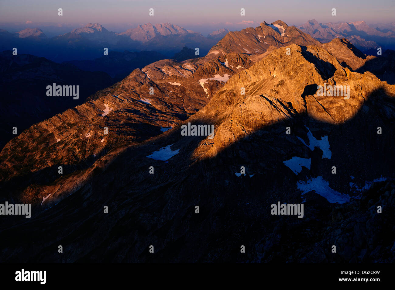 Panorama di montagna nella luce del mattino, Warth, Vorarlberg, Austria, Europa Foto Stock