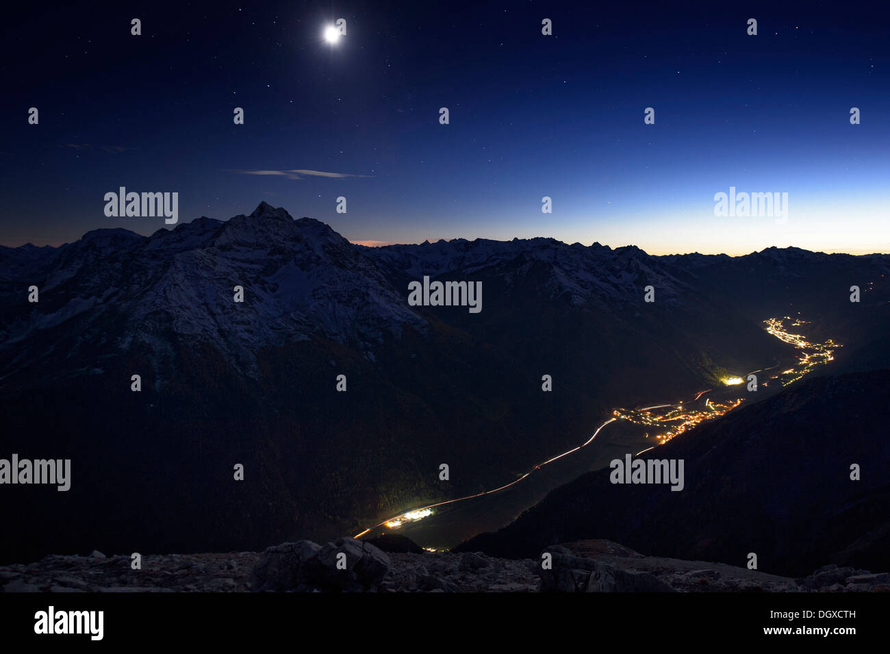 Panorama di montagna con la luna piena e una vista sulla vallata, Bach, Lechtal, Reutte Ausserfern, Tirolo, Austria Foto Stock