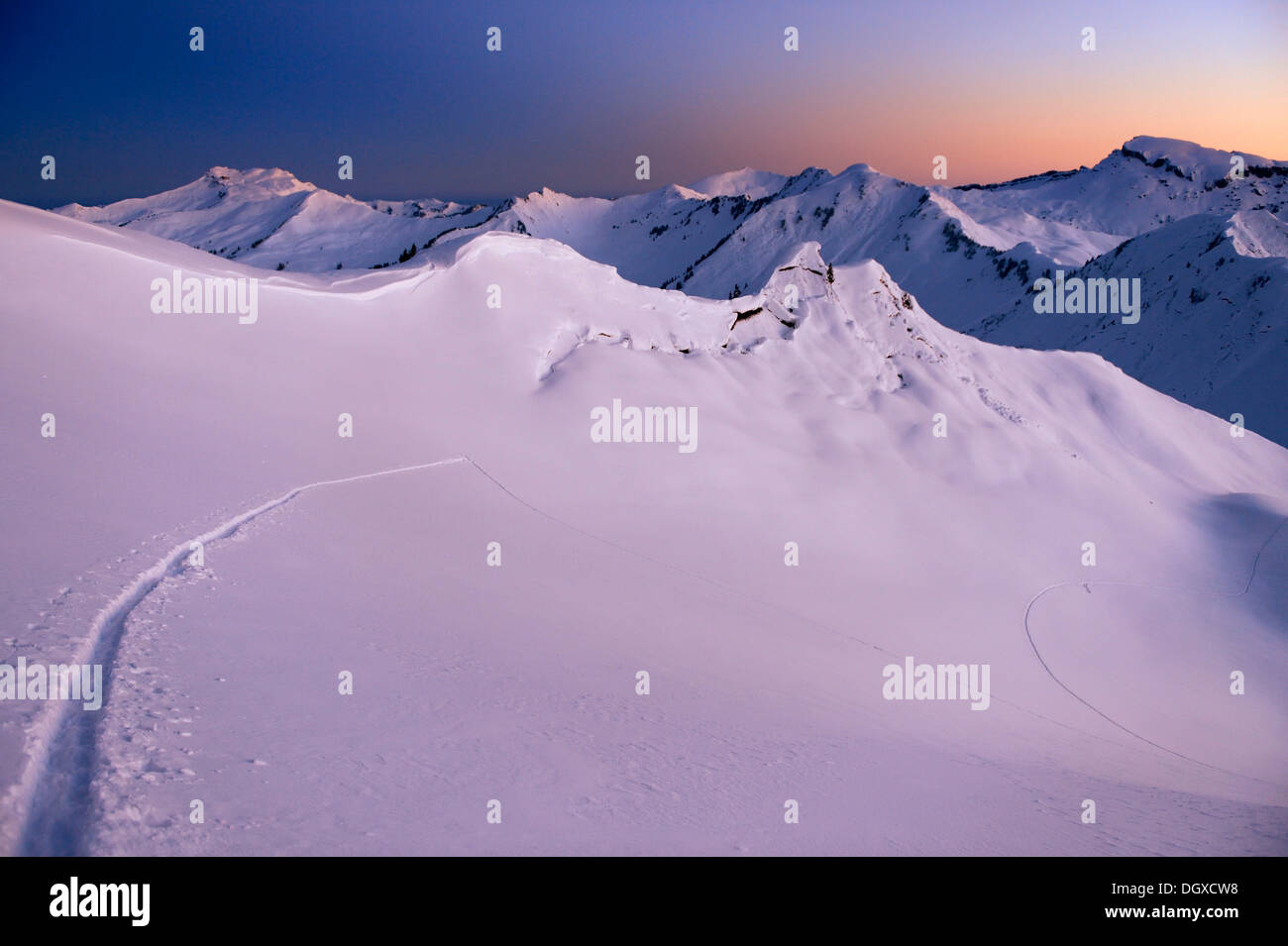 Paesaggio di montagna con piste da sci nella neve incontaminata all'alba, Baad, Kleinwalsertal, Vorarlberg, Austria Foto Stock